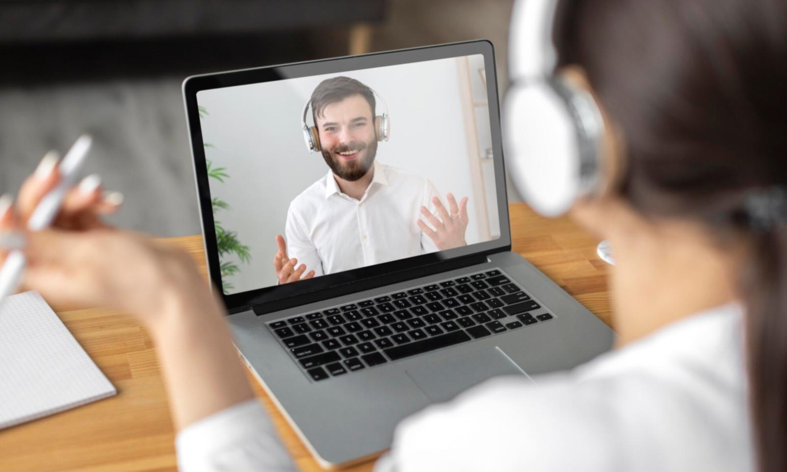 Finanzanalyst arbeitet mit komplexen Datenmodellen